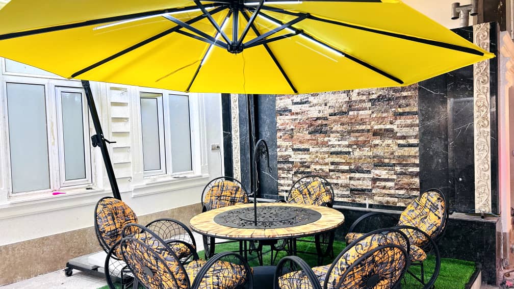 شب‌نشینی در حیاط